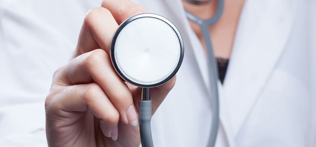 Lekár so stetoskopom