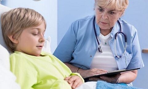 Lekár a dieťa v nemocnici